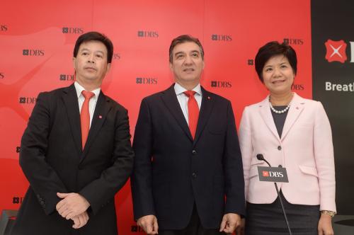 香港星展银行行政仲裁庞华毅（左2）